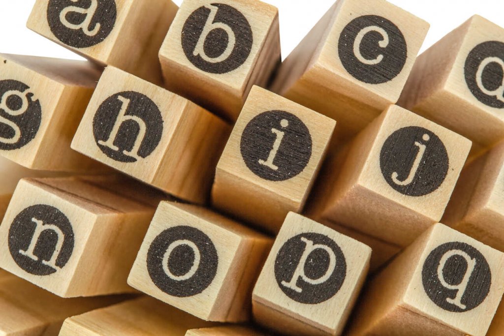 Alphabet dargestellt auf Klötzen