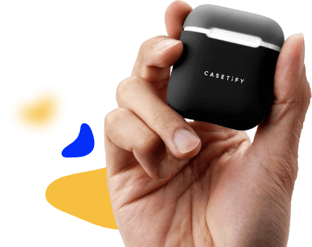 Airpods in Airpodhülle in der Hand