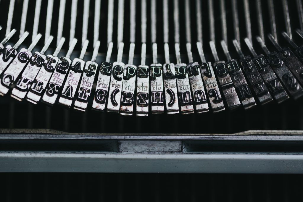 Diese Schriftart einer alten Schreibmaschine zeichnet sich durch ihre Serifen aus