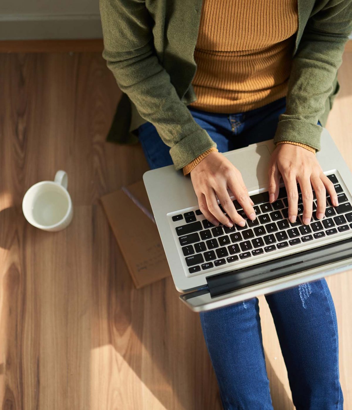 Eine Frau besucht eine Website mit einem Laptop
